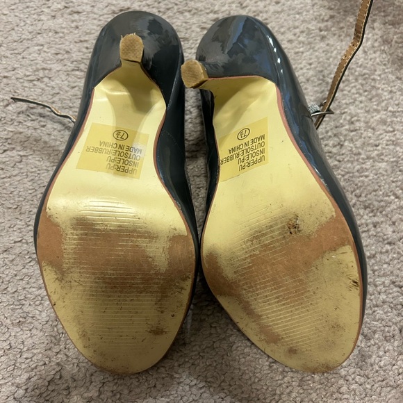 Grey patent leather Mary Jane’s, size 7.5 - Picture 3 of 4